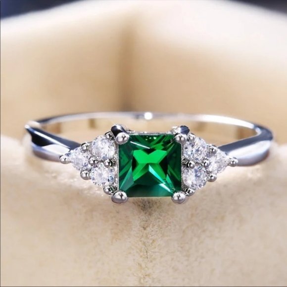 *NEW* 925 Silver Princess Cut Emerald Ring - Picture 2 of 4